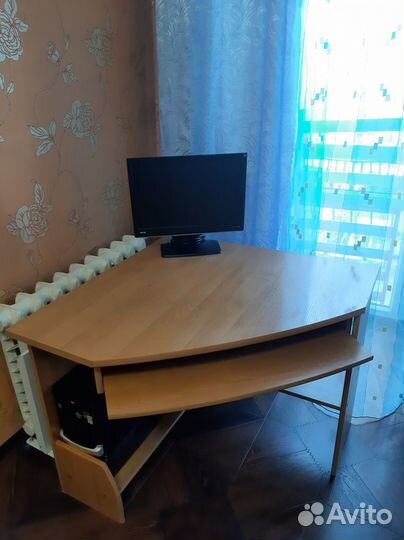 Угловой компьютерный стол