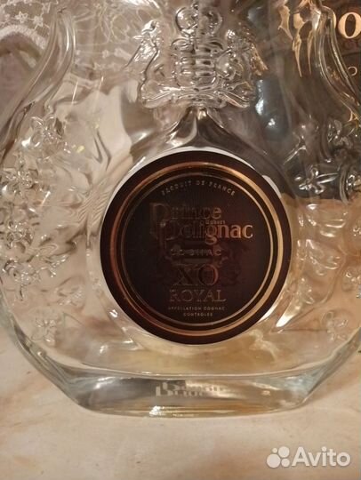 Пустая бутылка с коробкой из под коньяка