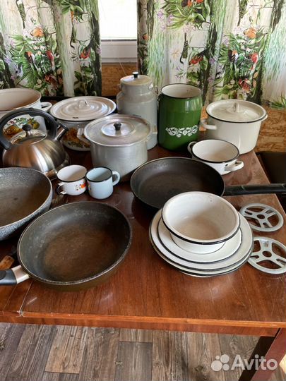 Посуда кастрюли сковородки бидоны фруктовницы