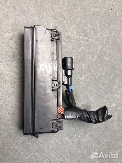 Блок предохранителей под капот Mitsubishi Lancer