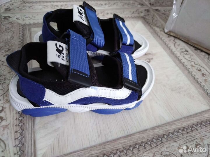 Сандали новые