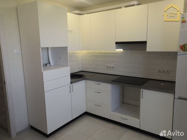 Кухня белая с подсветкой