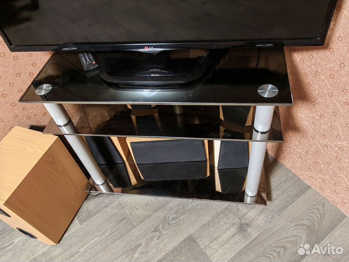 Стеклянная тумбочка под телевизор