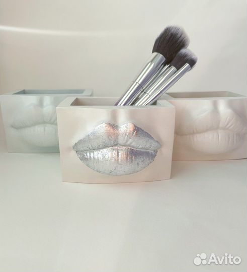 Кашпо губы