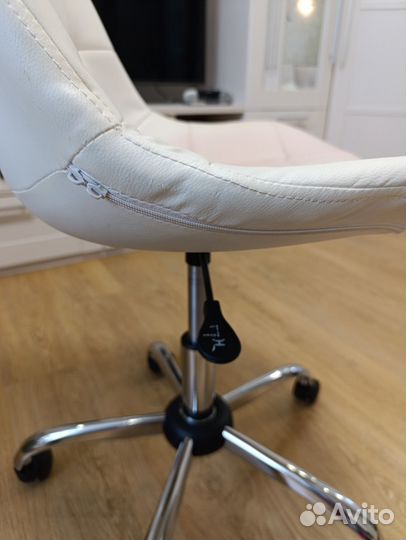 Компьютерное кресло белое