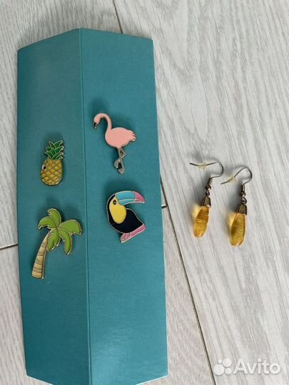 Летняя бижутерия (значки на одежду и сережки)