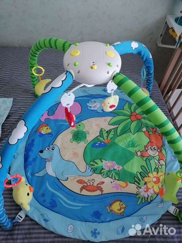 Игрушки много