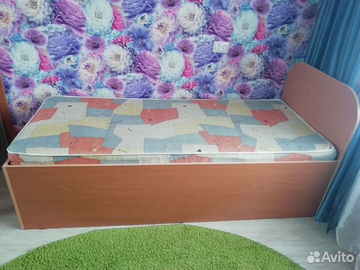 Кровать без матраса
