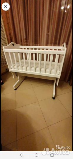 Детская кроватка с маятником