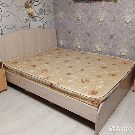 Кровать с матрасом,двухспальная 160на200
