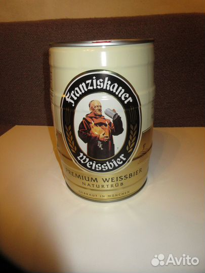 Бутылки, бочонок из-под пива, бокал для ликера