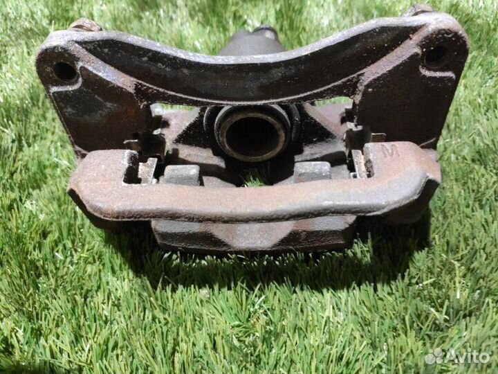 Суппорт тормозной задний левый Subaru Legacy BH5