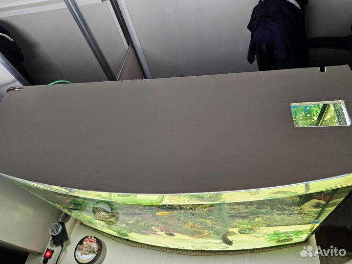 Аквариум с рыбками большой