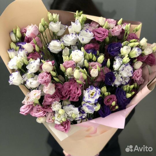 Букет из разноцветных эустом 53 шт