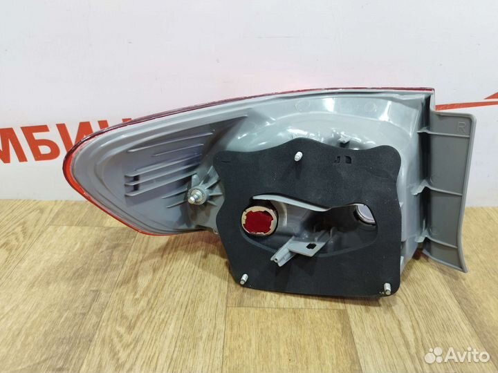 Фонарь задний правый Toyota Corolla E 150