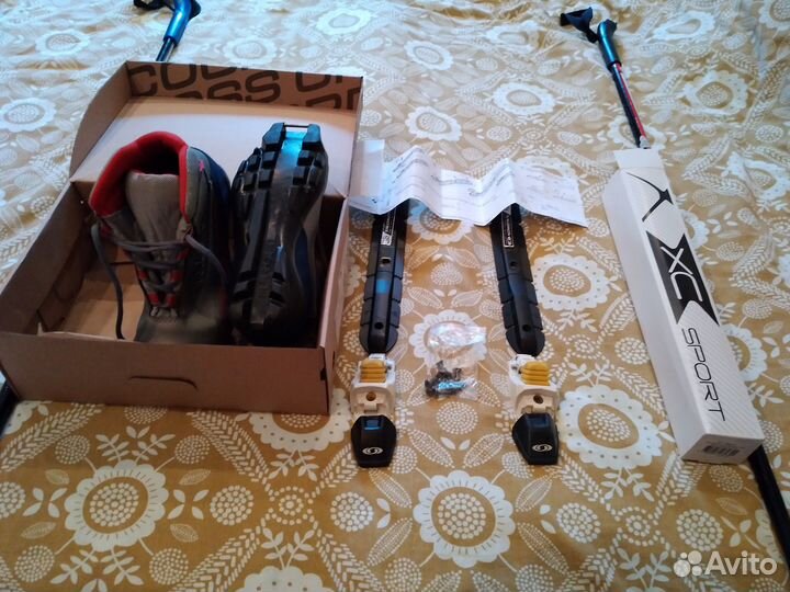 Лыжные ботинки, крепления к ним и палки