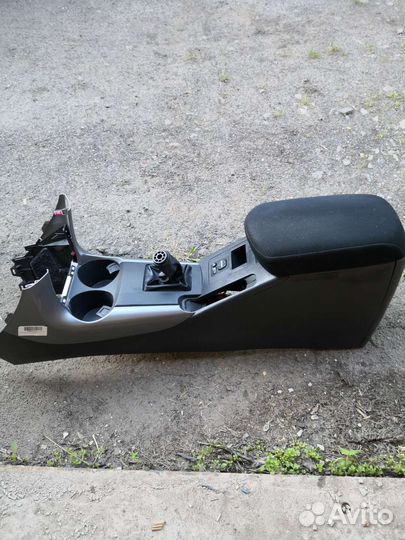 Подлокотник Toyota RAV 4 2007 года. Для МКПП