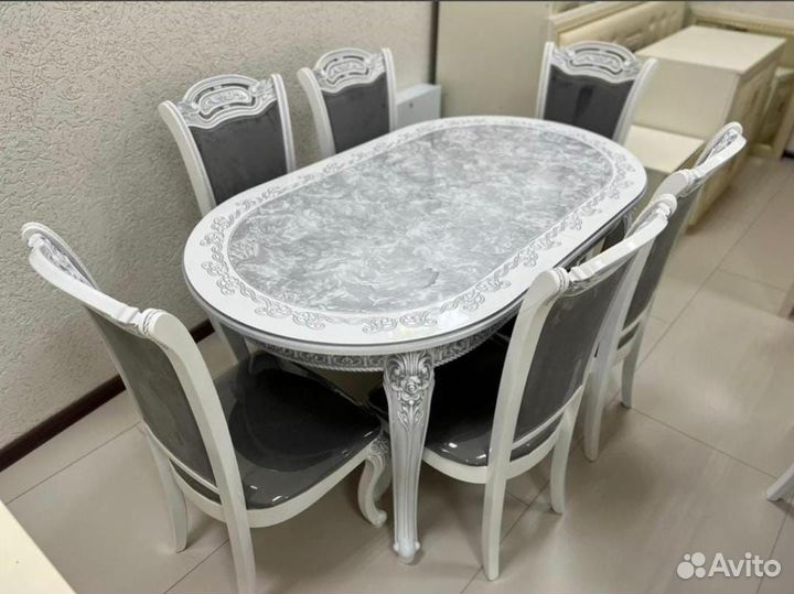 Стол и стулья
