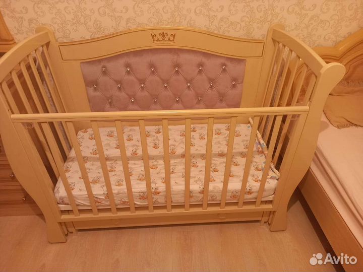 Детская кроватка с маятником и ящиком