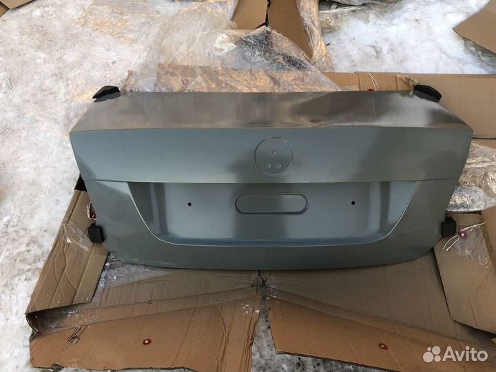 VW Polo Sedan крышка багажника 4D