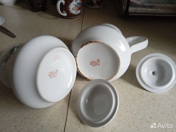 Заварочный чайник и сахарница