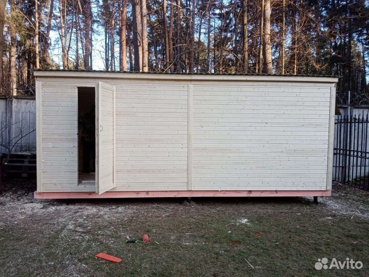 Деревянный туалет и душ