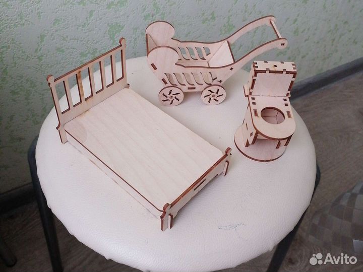 Мебель для маленьких кукол. Набор