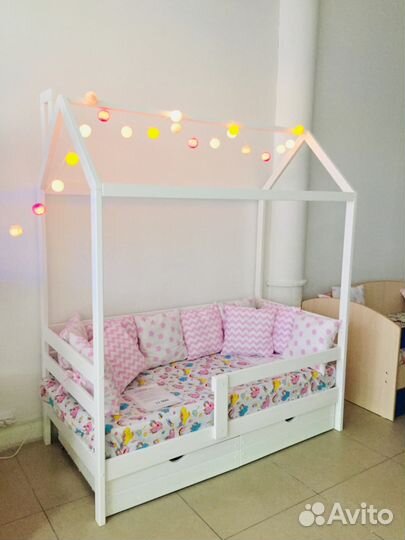 Кровать домик из массива