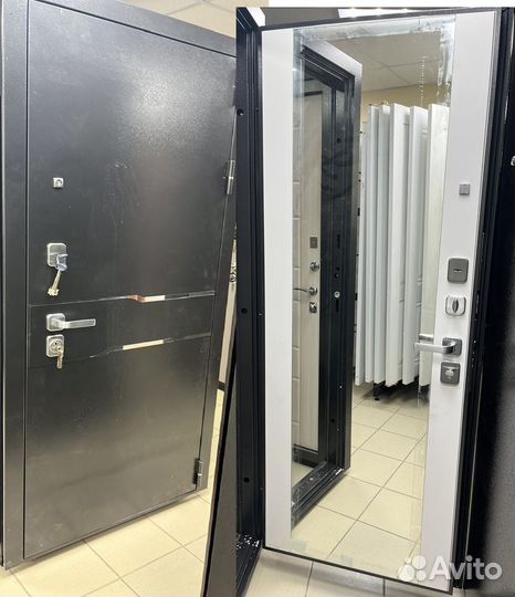 Дверь входная с зеркалом