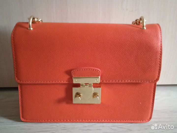 Сумка красная с цепью