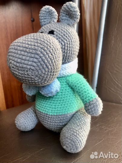 Вязаная игрушка бегемот