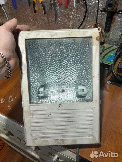 Прожектор галогеновый уличный