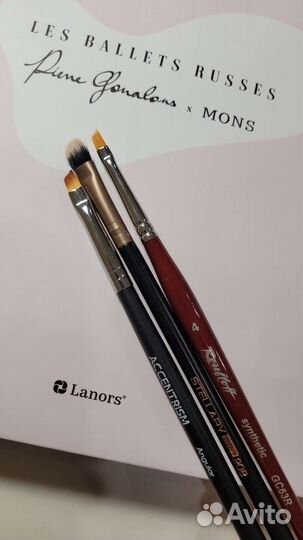 Для макияжа: тени, кисти, клей для ресниц и др