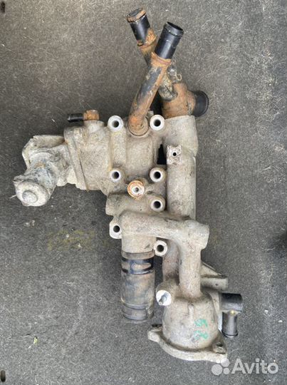 Корпус термостата Kia Sorento 2,2 дизель