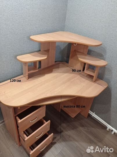 Компьютерный стол угловой с полками