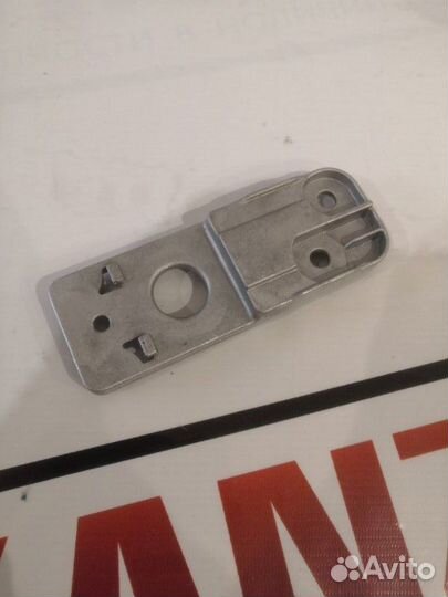 Кронштейн радиатора нижний Opel Zafira C