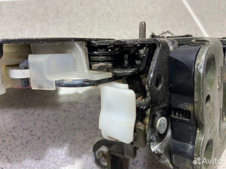 Замок двери задний правый Nissan Cube 1999 г