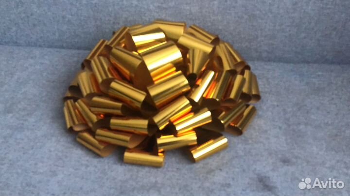 Подарочный бант из лент на авто