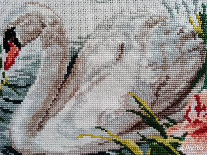 Вышитая картина Белый лебедь