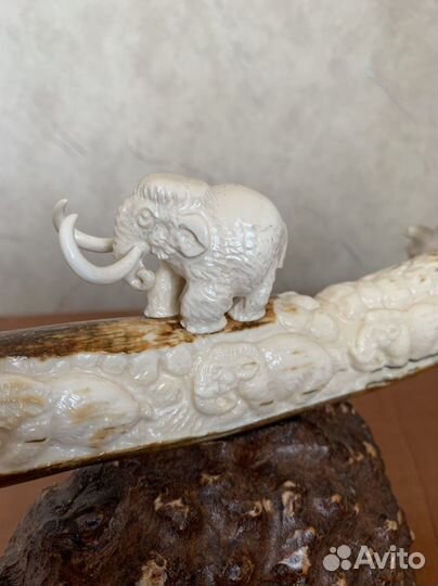 Сувенирная композиция из бивня мамонта