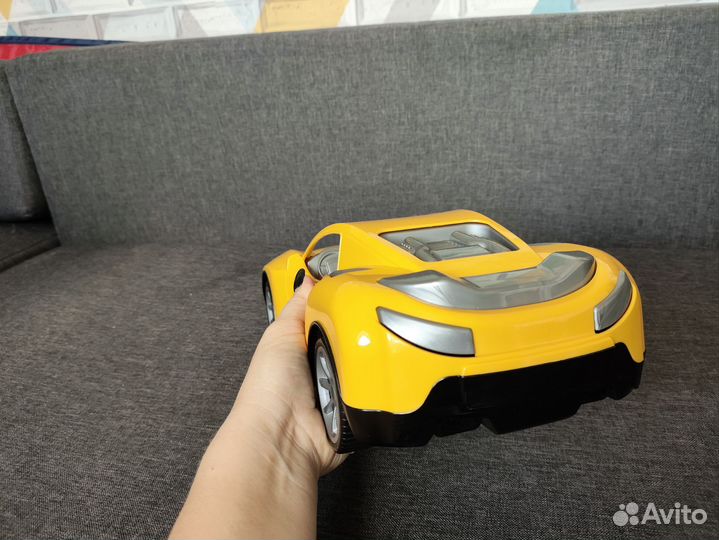 Спортивный автомобиль и мусоровоз