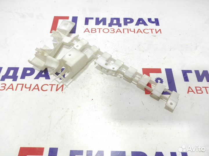 Кронштейн правый Volkswagen Touareg 7L0880676. На