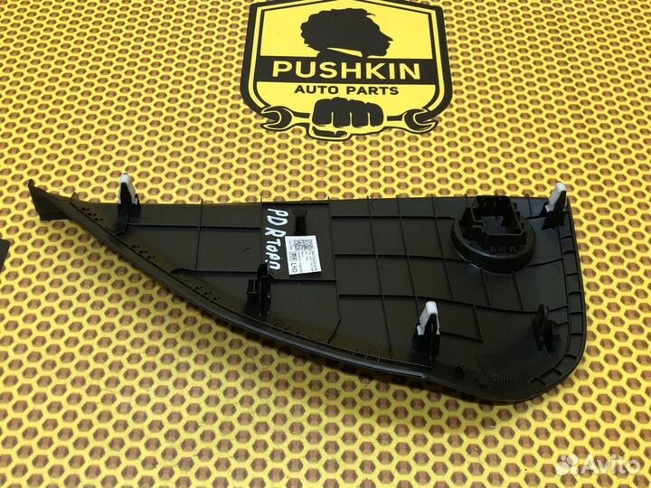 Накладка торпедо торцевая правая Hyundai I30 PD