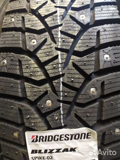 Bridgestone Blizzak Spike-02 SUV 235/65 R17