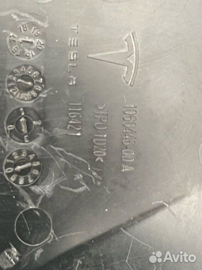 Водосток крышки багажника левый Tesla Model X 2018