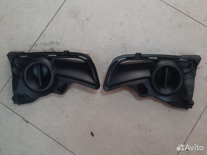 Заглушки птф фары в бампере левая и правая Toyotа