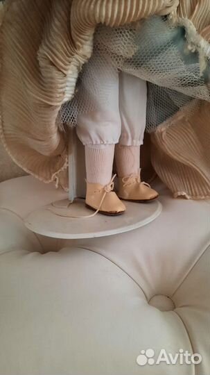 Кукла фарфоровая