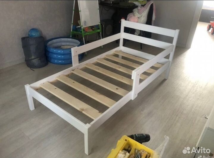 Кровать с бортиками. В наличии