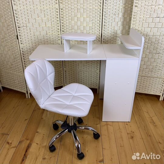 Маникюрный стол