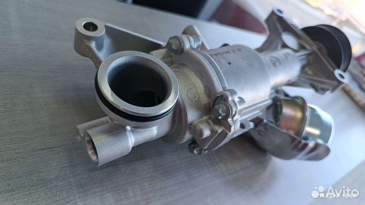 Водяной насос (помпа) на Мерседес w212 оригинал